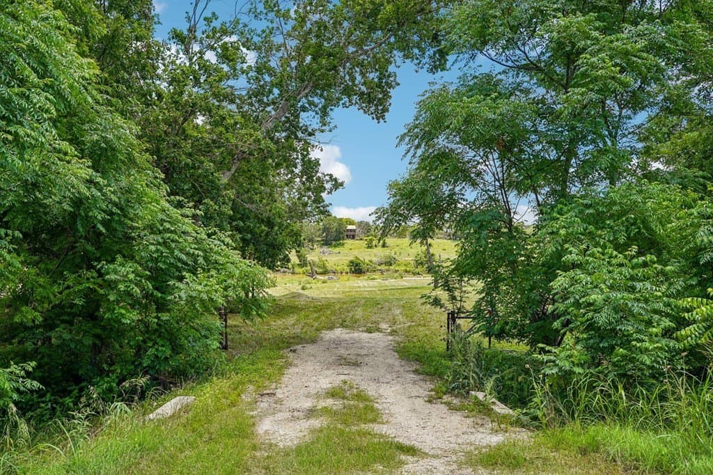 1.98 acres in Kerr County gallery image 3