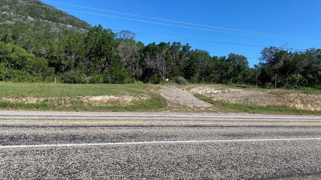 2.8 acres in Real County gallery image 2