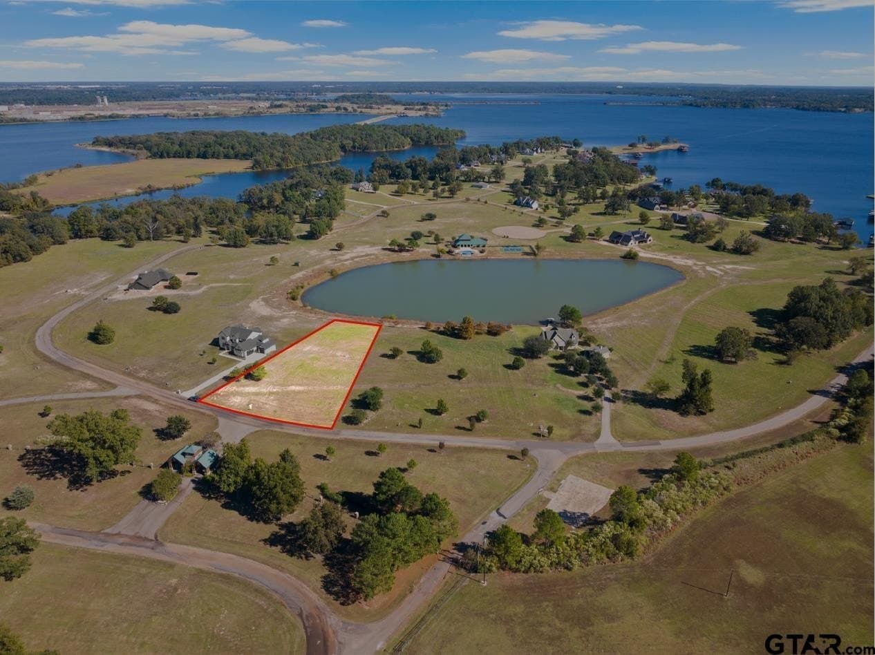 0.9 acres in Titus County gallery image 2