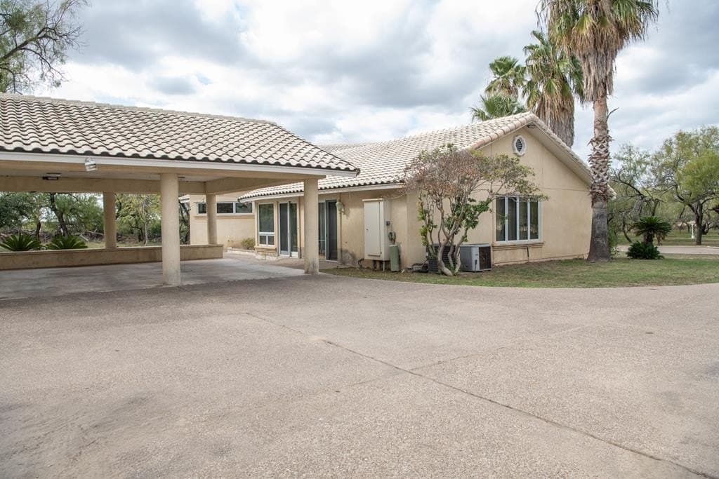 2,311,229 acres in Maverick County gallery image 3