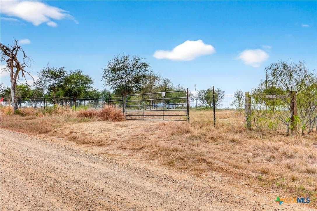 11 acres in Gonzales County gallery image 2
