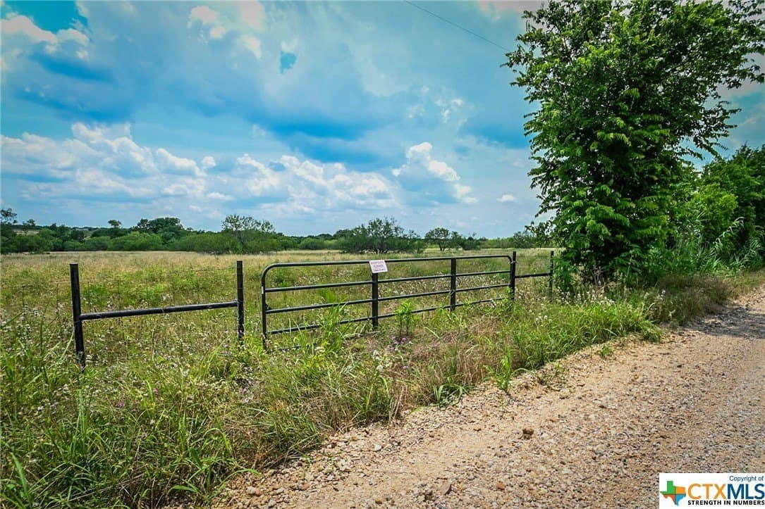 10.01 acres in Gonzales County - photo 2