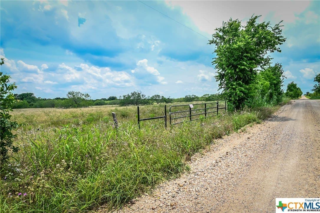 10.01 acres in Gonzales County
