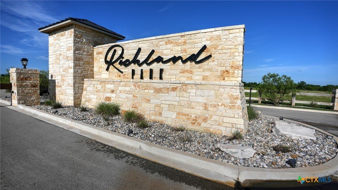 1.01 acres in Navarro County gallery image 2