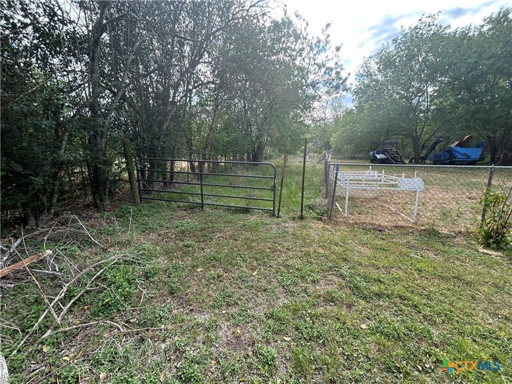 2.7 acres in Guadalupe County gallery image 3