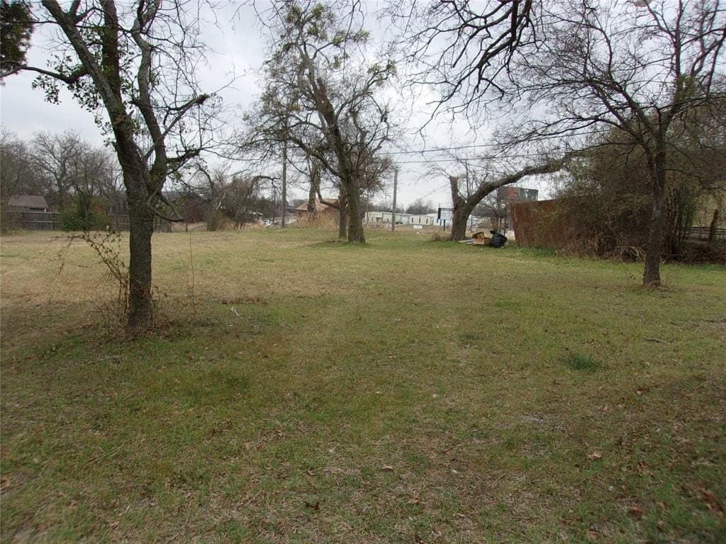 1.65 acres in Tarrant County gallery image 2