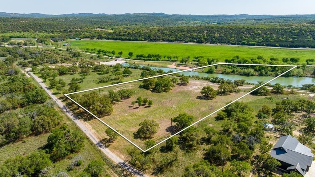 10.04 acres in Blanco County