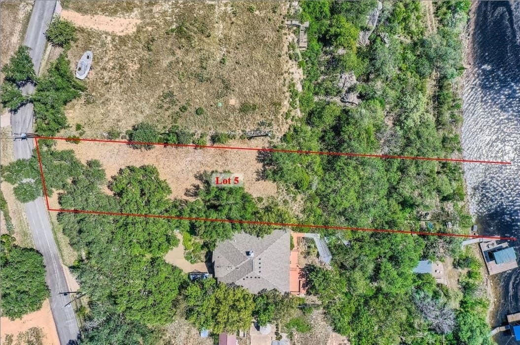 0.84 acres in Travis County gallery image 2