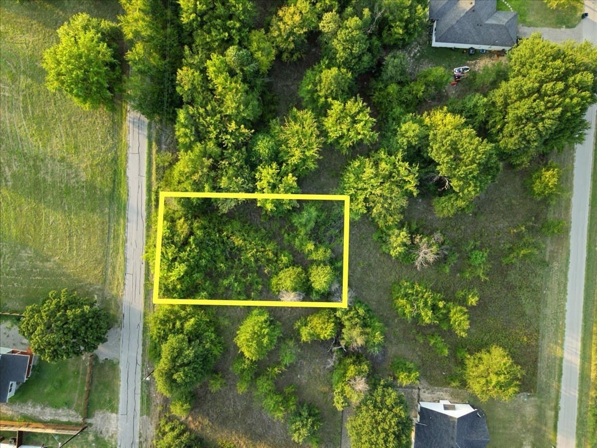 0.21 acres in Henderson County - photo 2