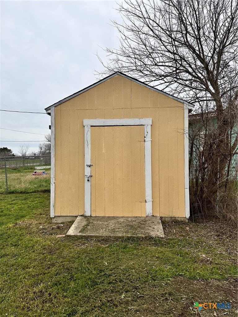 10 acres in Hays County - photo 4