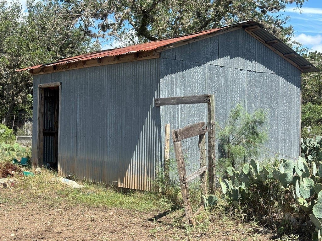 3.3 acres in Real County - photo 14
