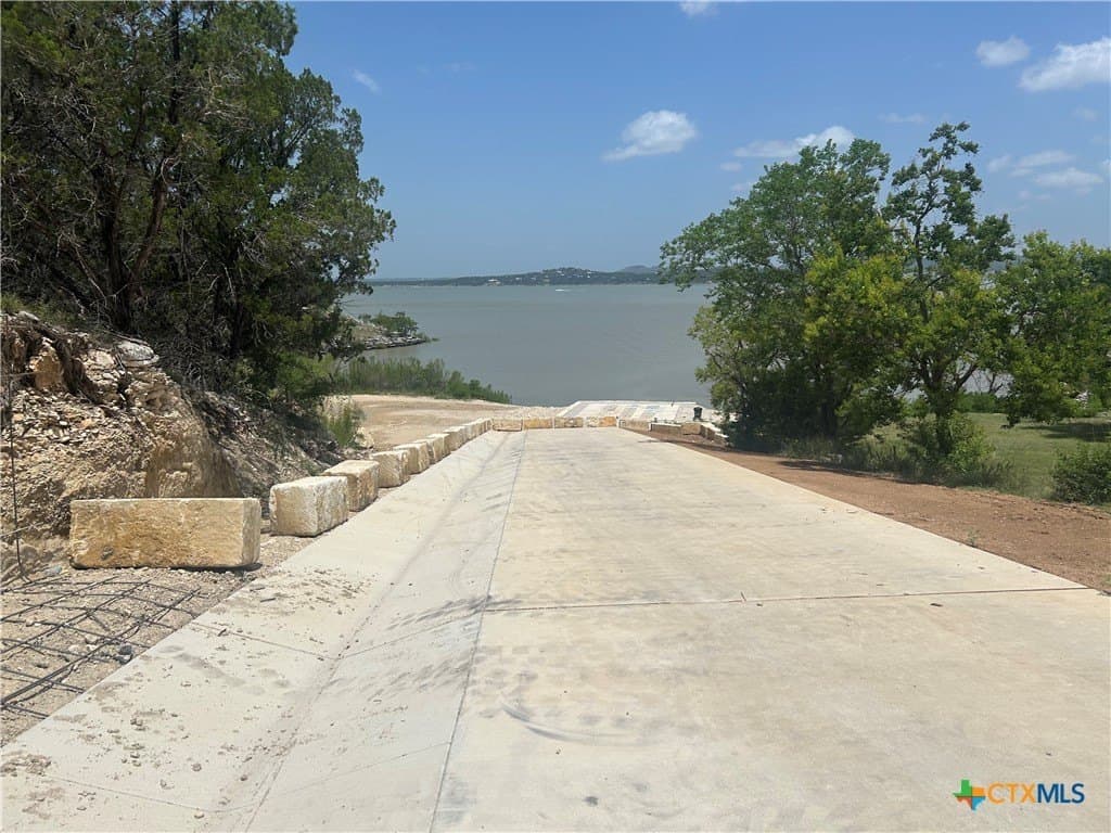 0.94 acres in Comal County - photo 9