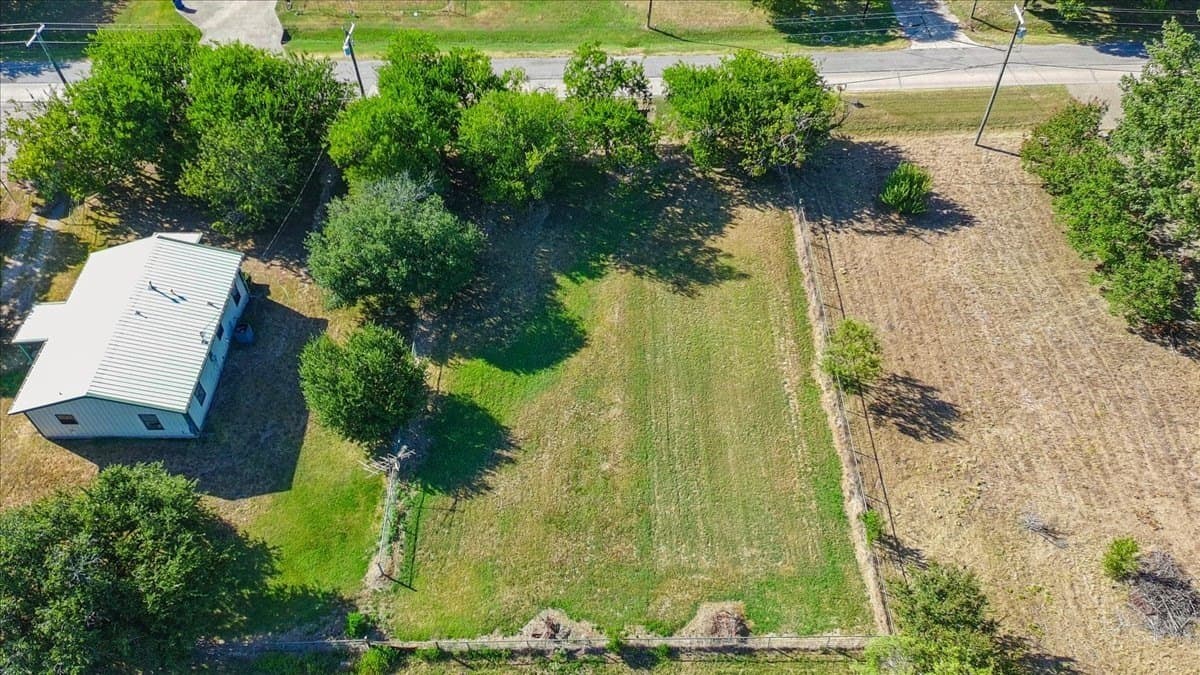 0.25 acres in Navarro County - photo 4