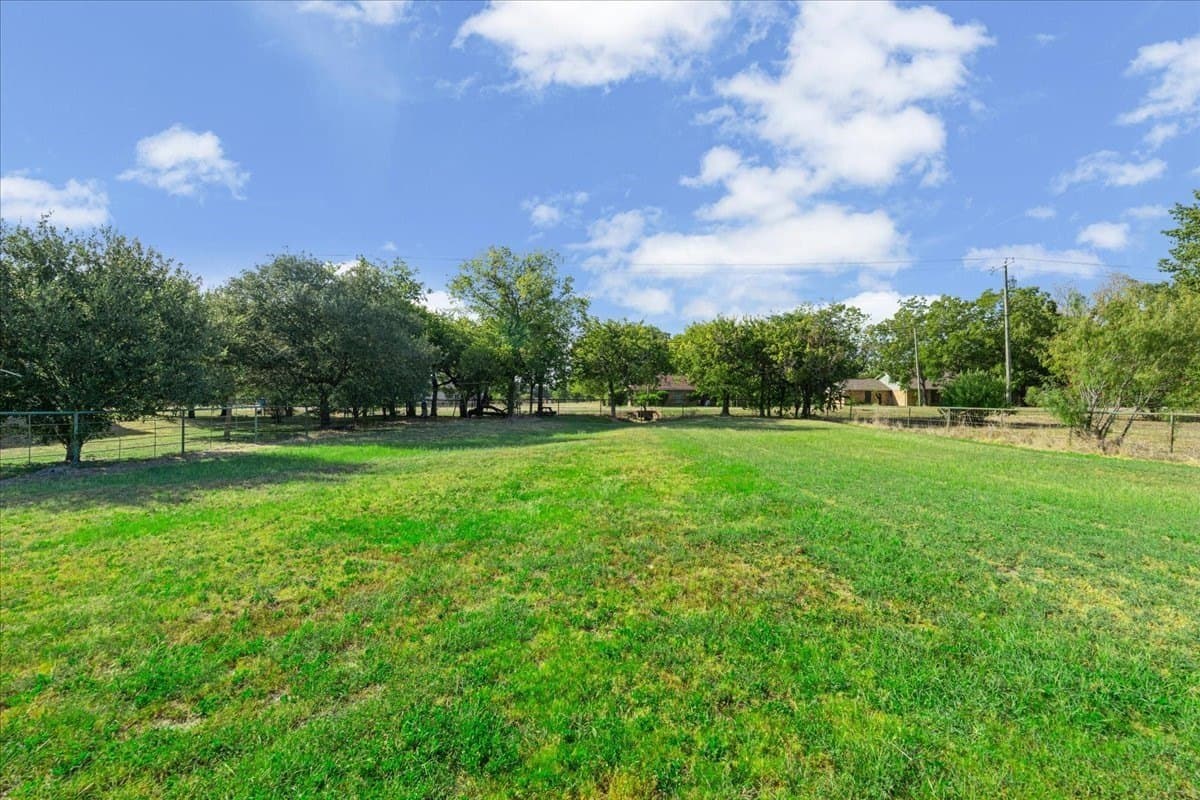 0.25 acres in Navarro County - photo 5