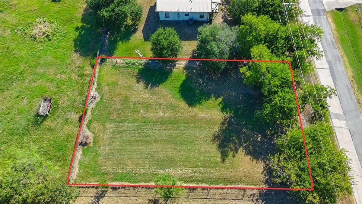 0.25 acres in Navarro County - photo 2