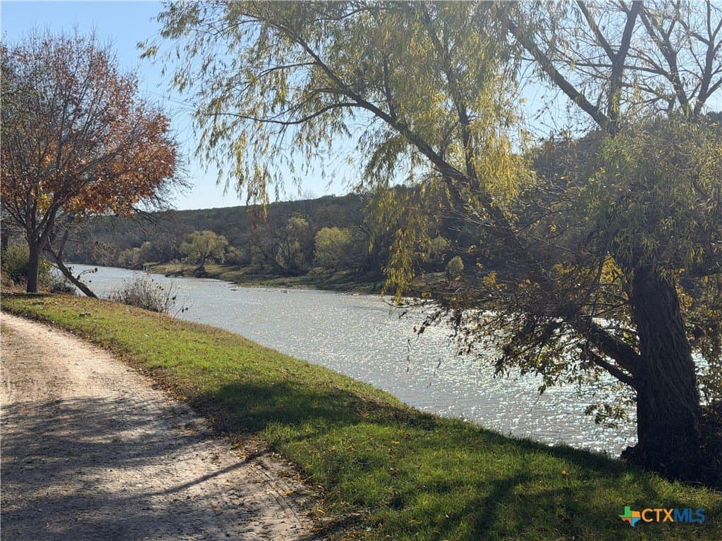 5.33 acres in Lampasas County