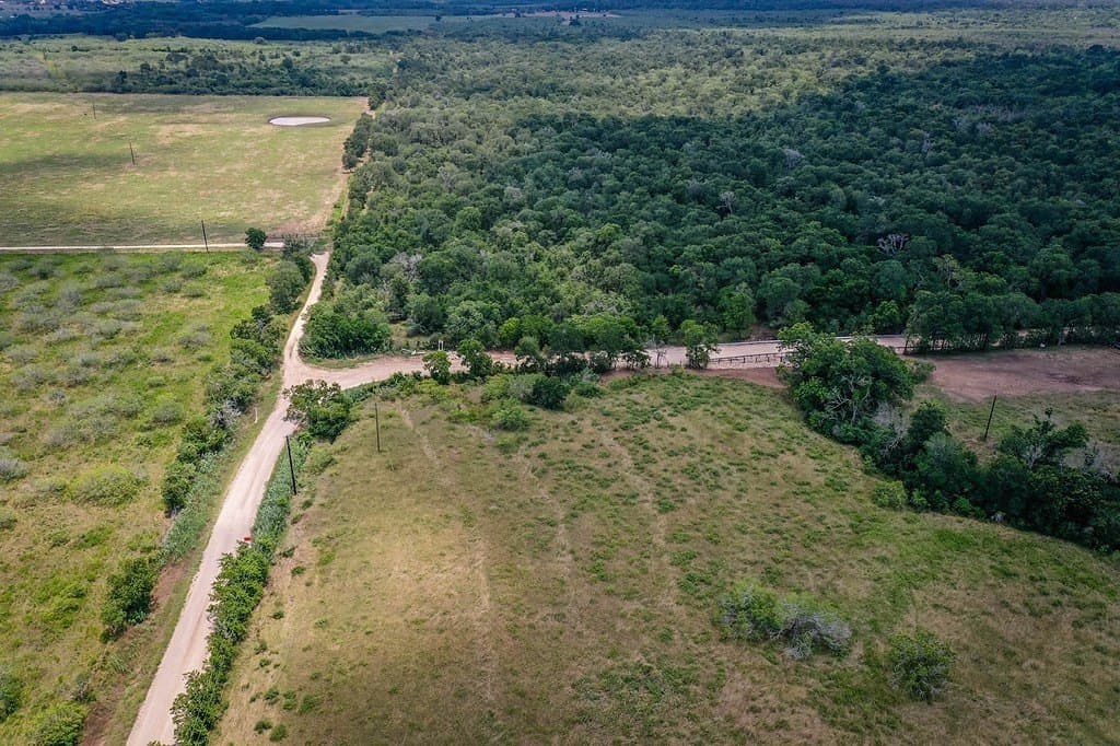 10.01 acres in Gonzales County - photo 12