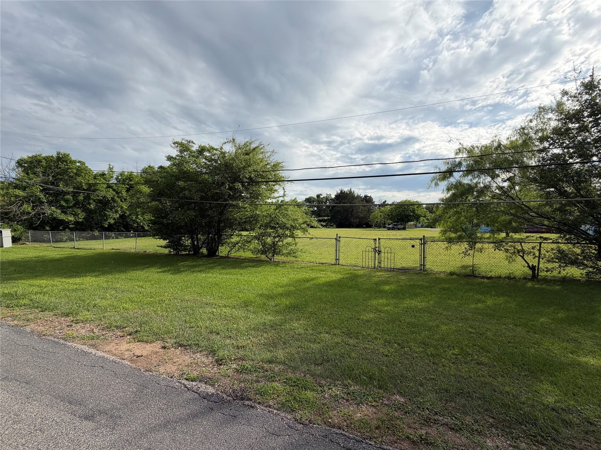 1.25 acres in Dallas County gallery image 3