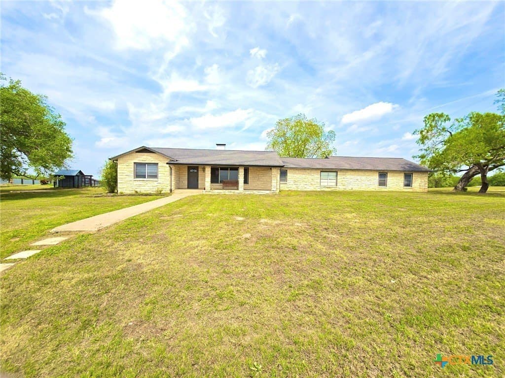 10 acres in Gonzales County