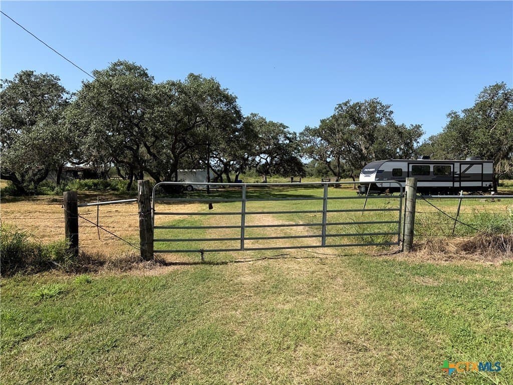 10.42 acres in Goliad County
