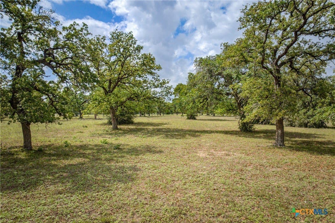 5.52 acres in Gonzales County