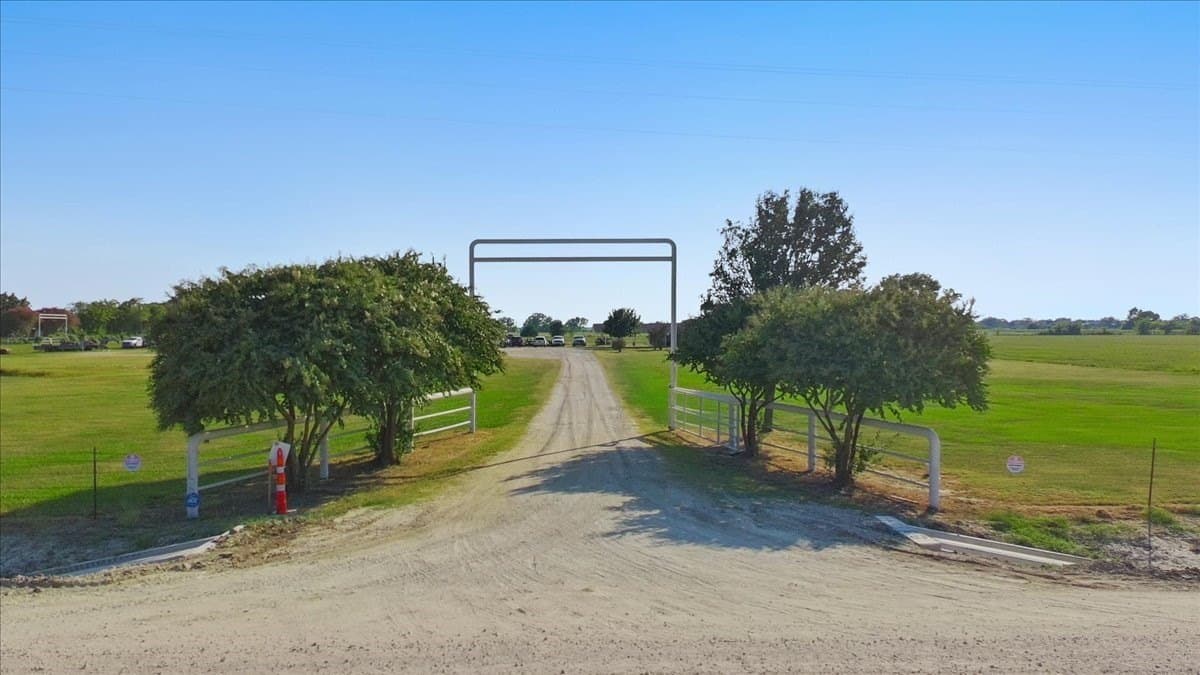 21.98 acres in Navarro County - photo 40