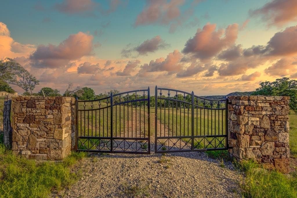 10.01 acres in Gillespie County