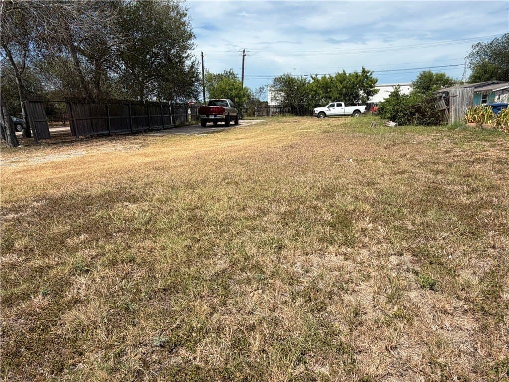 0.25 acres in Nueces County - photo 3