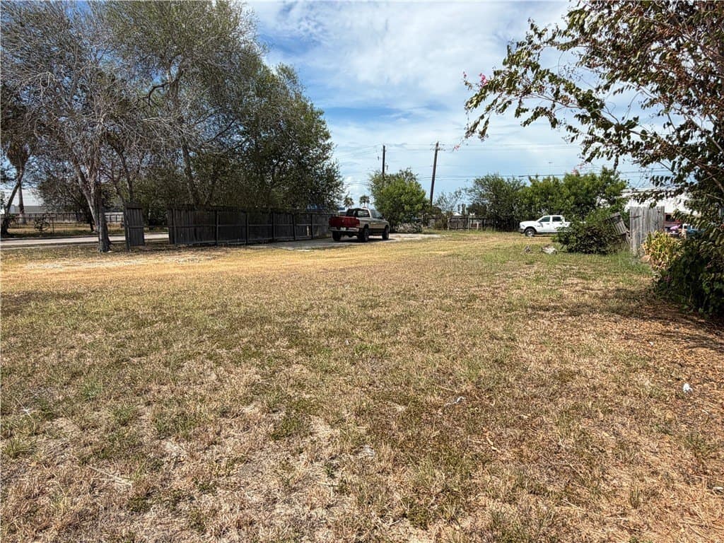 0.25 acres in Nueces County - photo 4