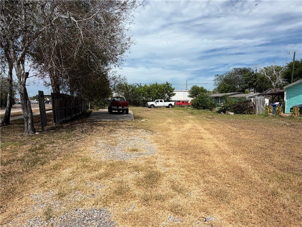 0.25 acres in Nueces County - photo 2