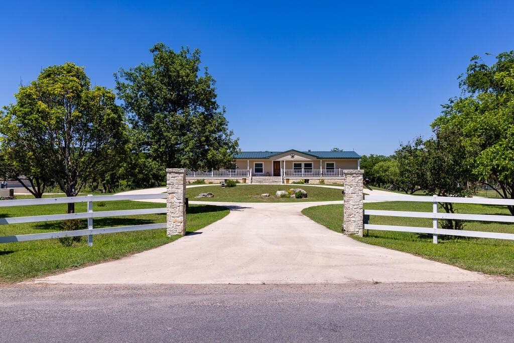 3.81 acres in Kerr County - photo 3