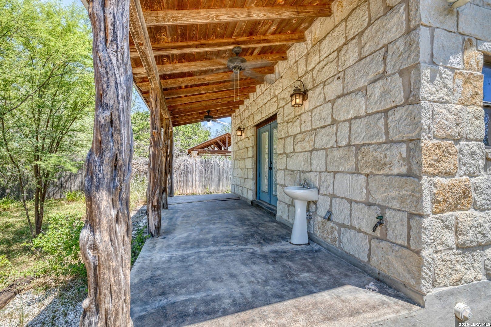 1.8 acres in Real County gallery image 4