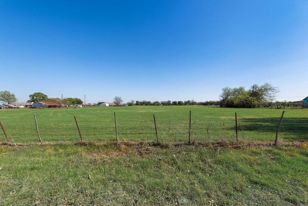 4.87 acres in Ellis County featured view