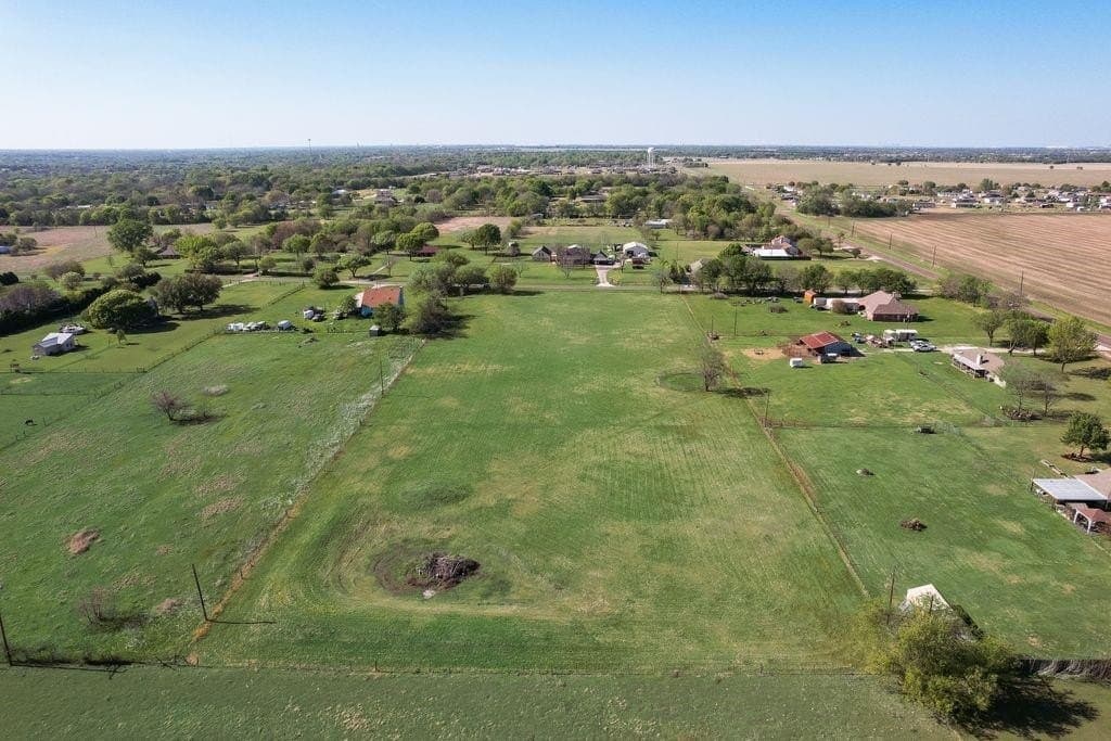 4.87 acres in Ellis County