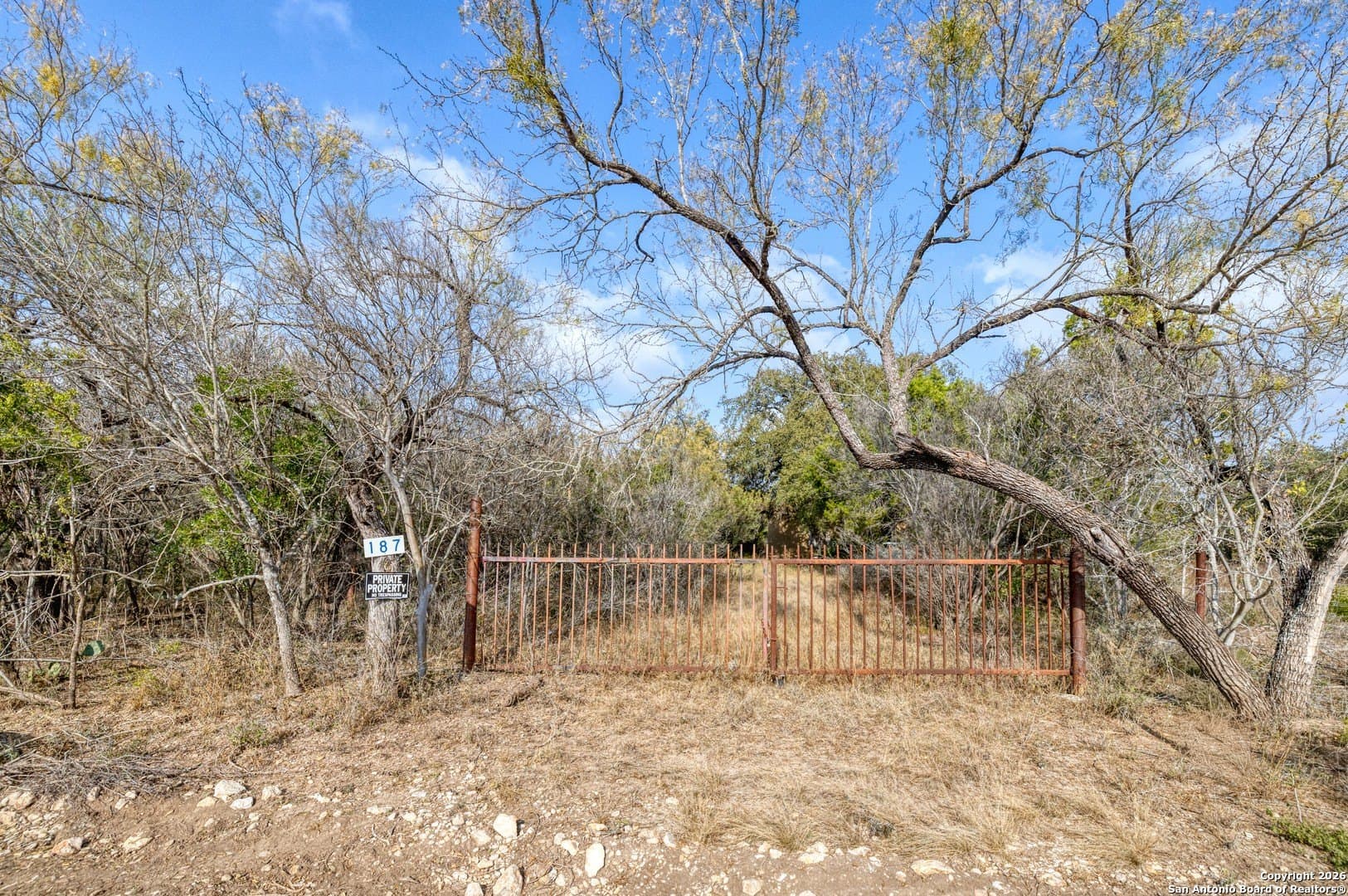 1.57 acres in Uvalde County gallery image 4