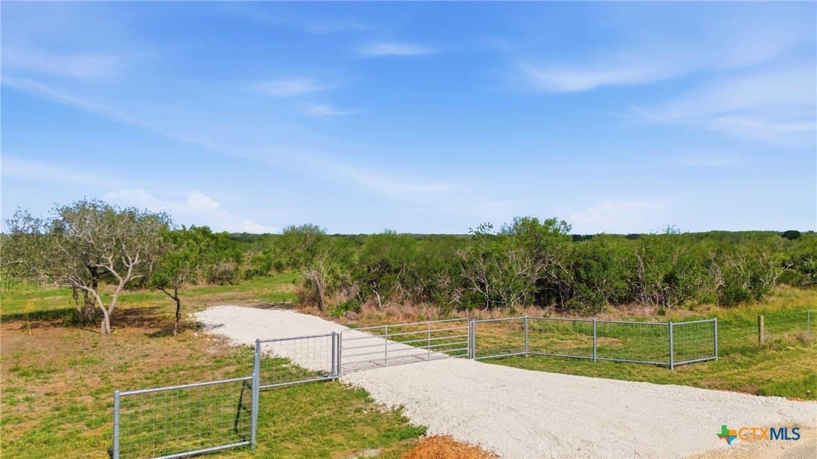 21.65 acres in Goliad County