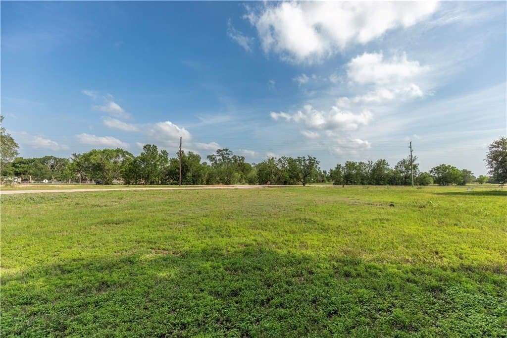 0.95 acres in WHARTON County - photo 5