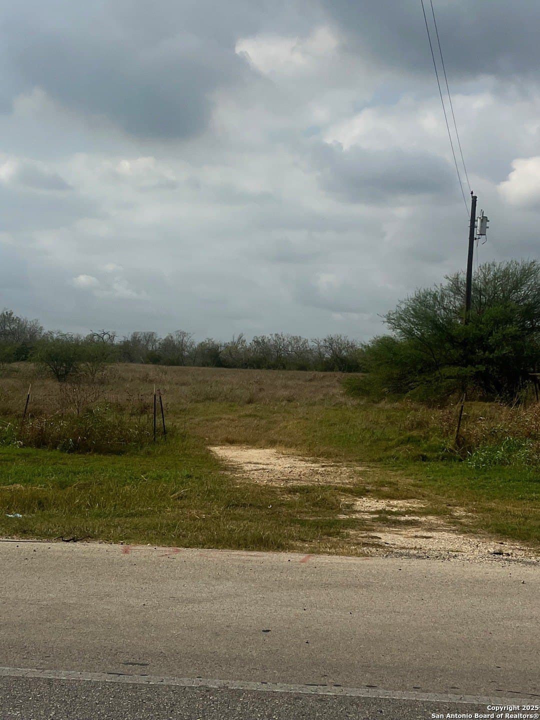 2 acres in Gonzales County - photo 4