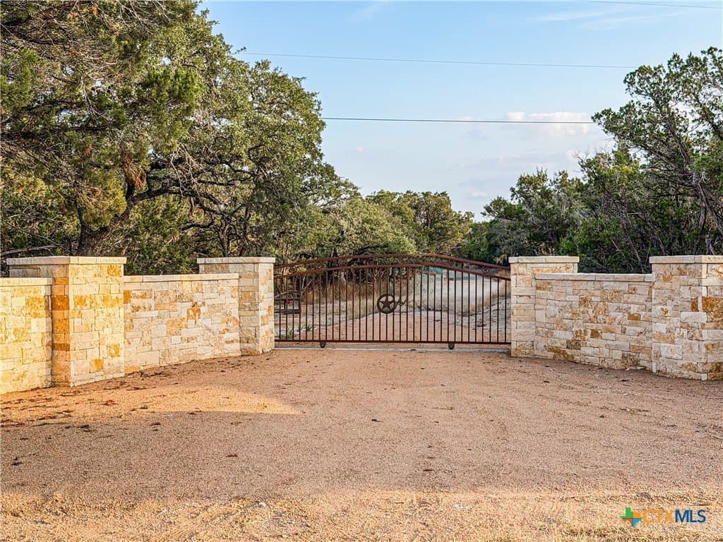 100 acres in Comal County