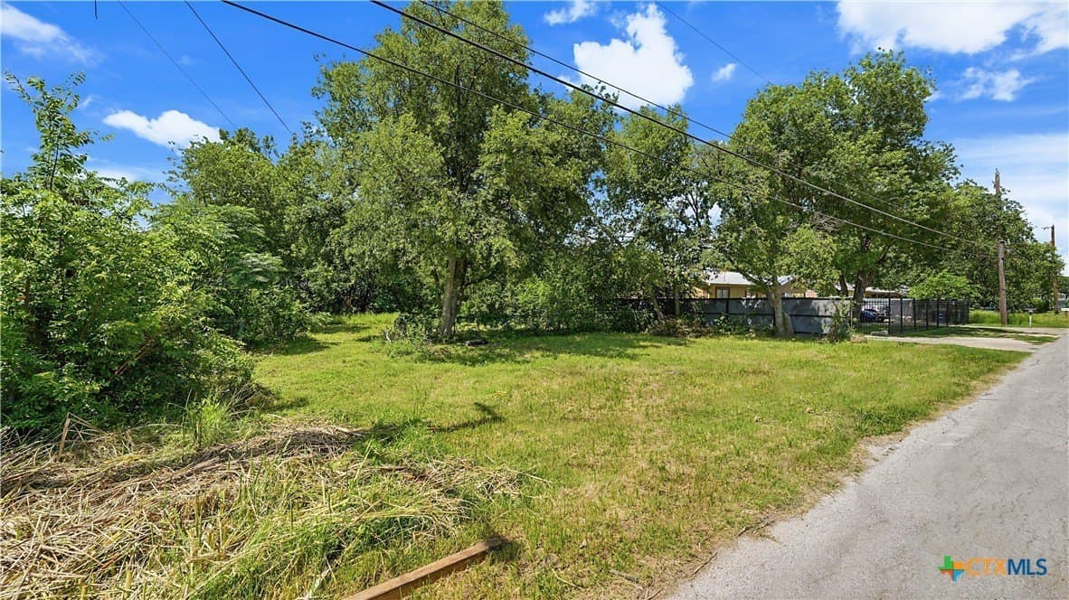 0.25 acres in Bexar County gallery image 3