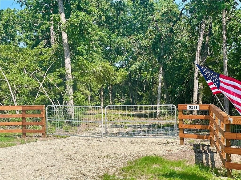 1.43 acres in Leon County gallery image 2