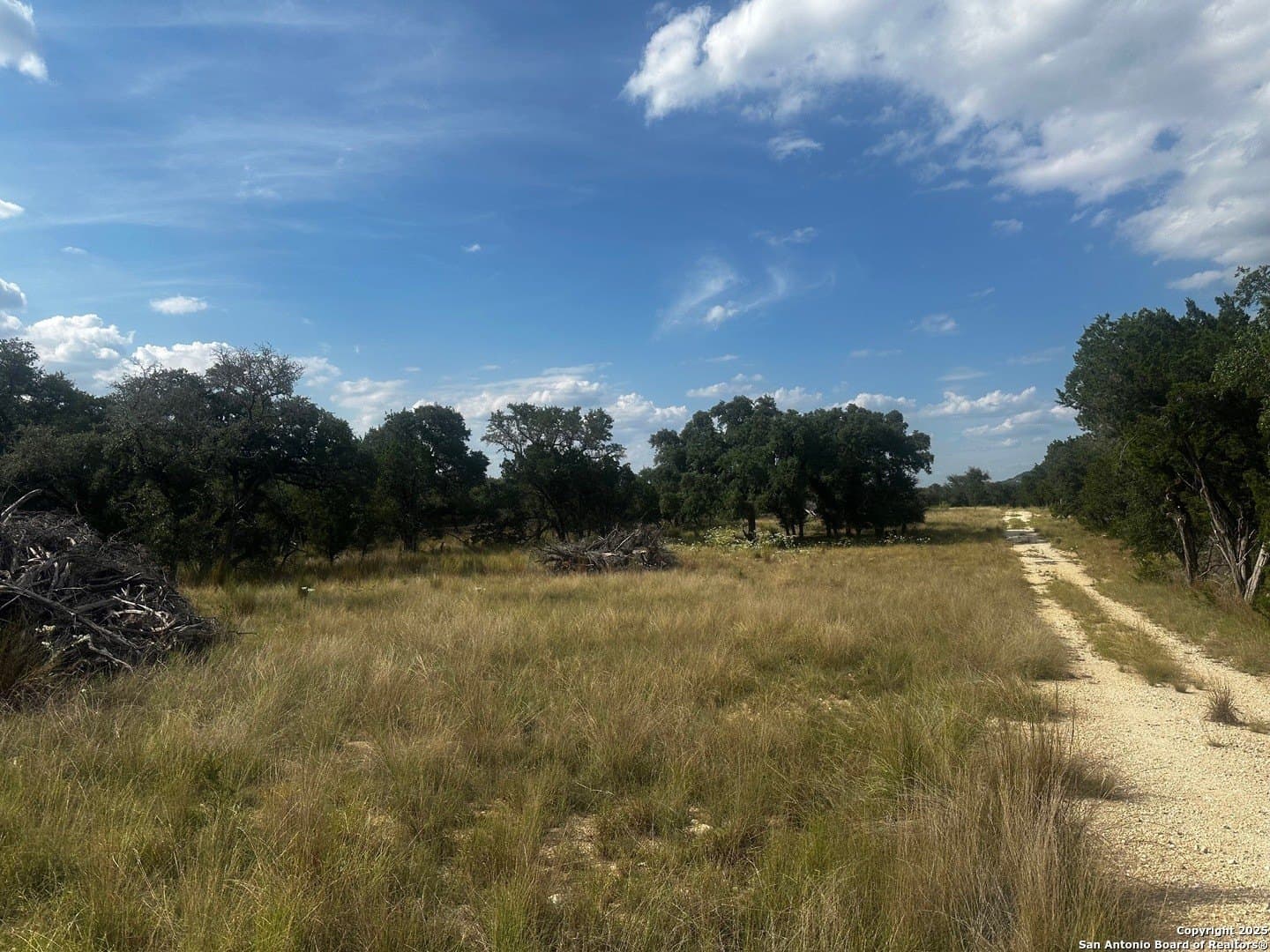 1.91 acres in Bandera County gallery image 2