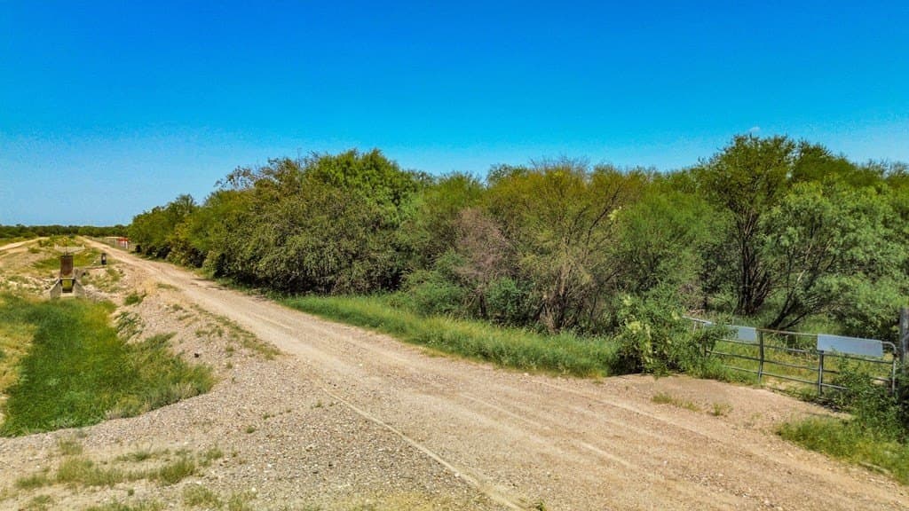 11.05 acres in Maverick County - photo 2