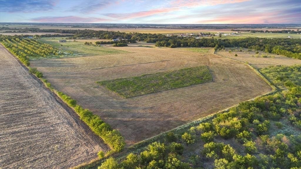 37.27 acres in Ellis County