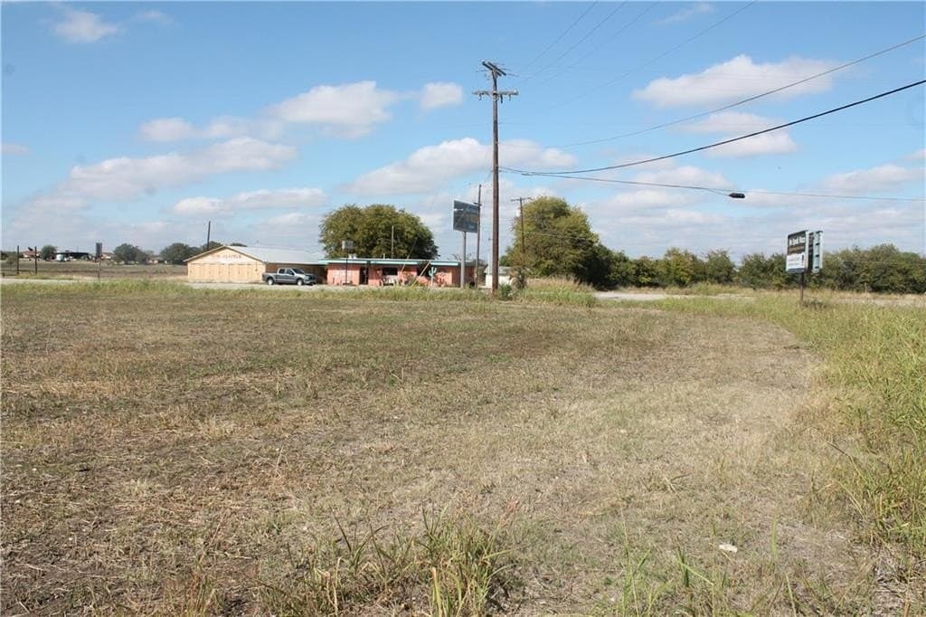 1.02 acres in McLennan County gallery image 3