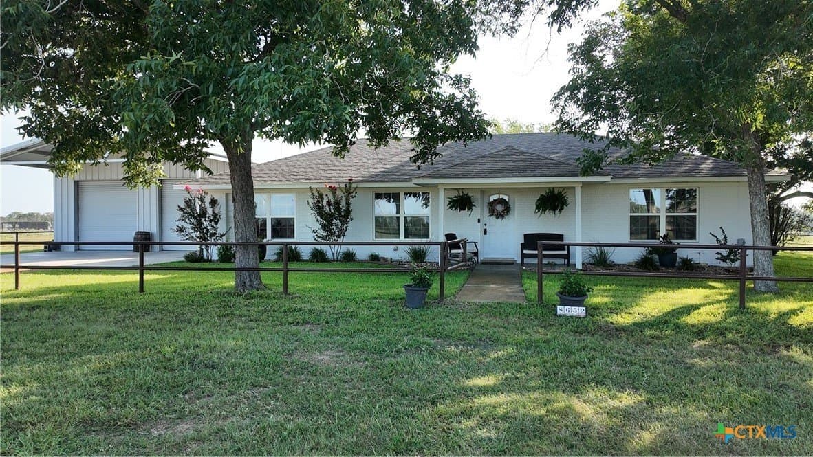 10 acres in Lavaca County
