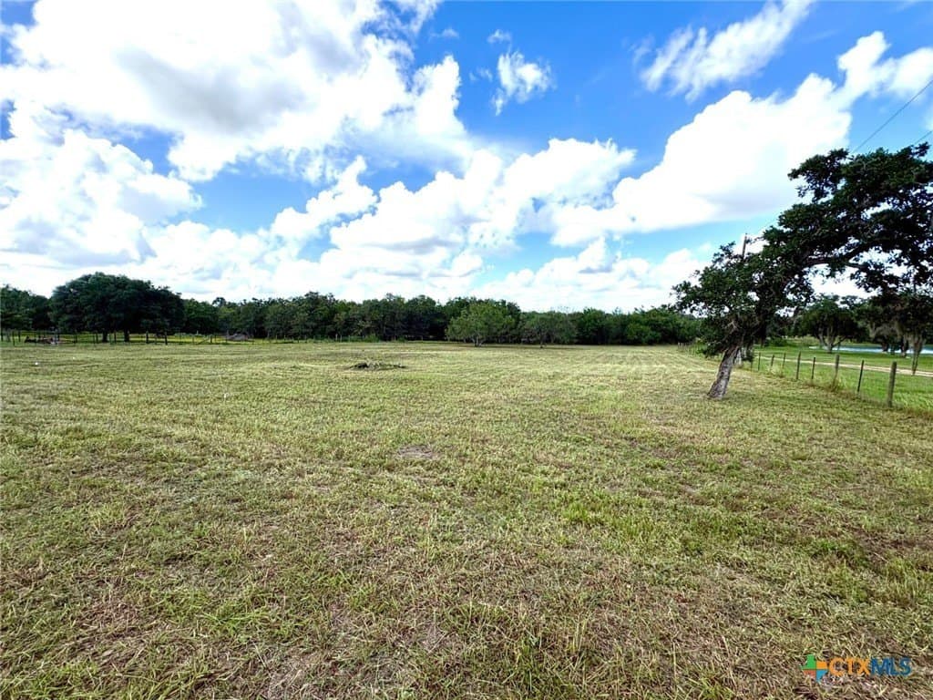 2 acres in Victoria County gallery image 4