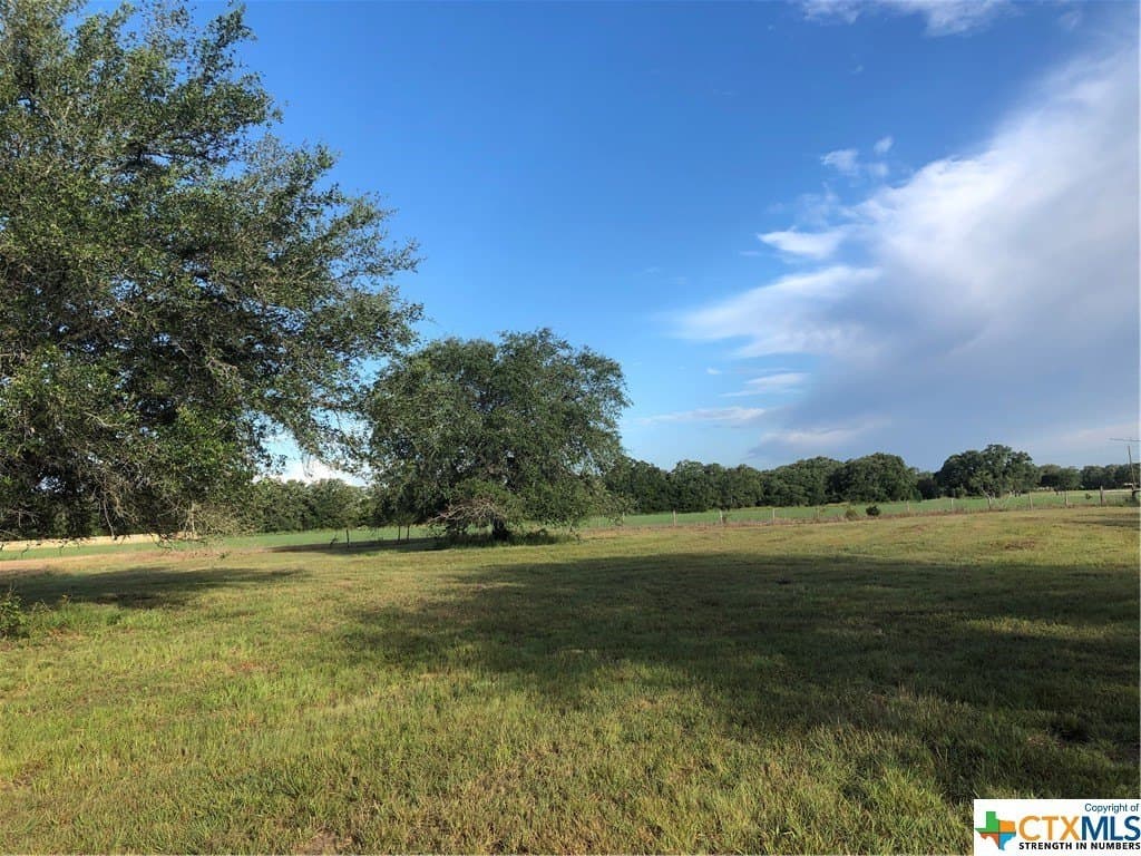 1 acres in Lavaca County gallery image 2