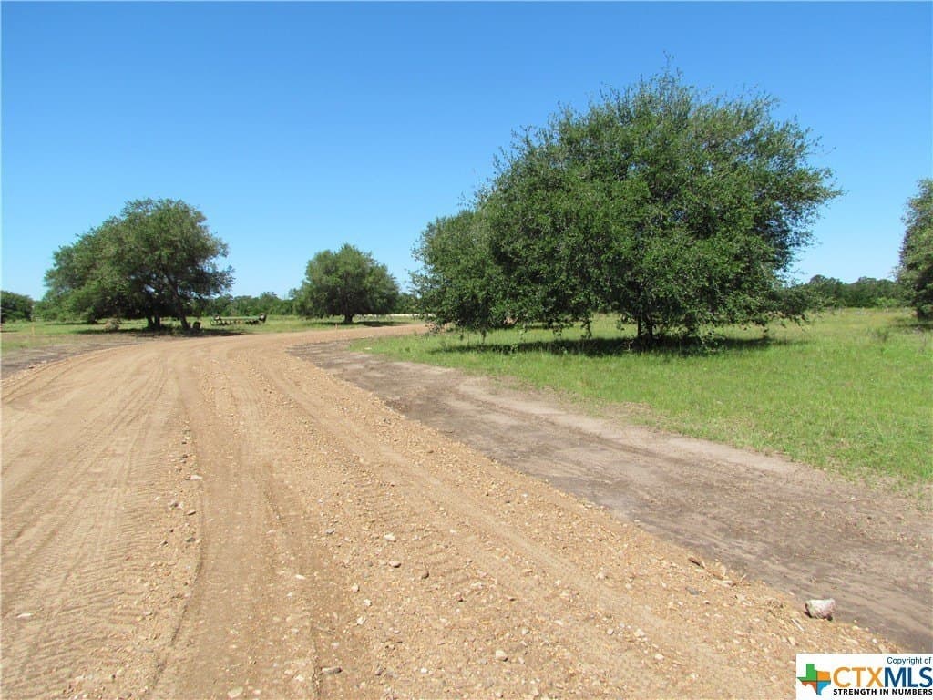 1.1 acres in Lavaca County gallery image 4