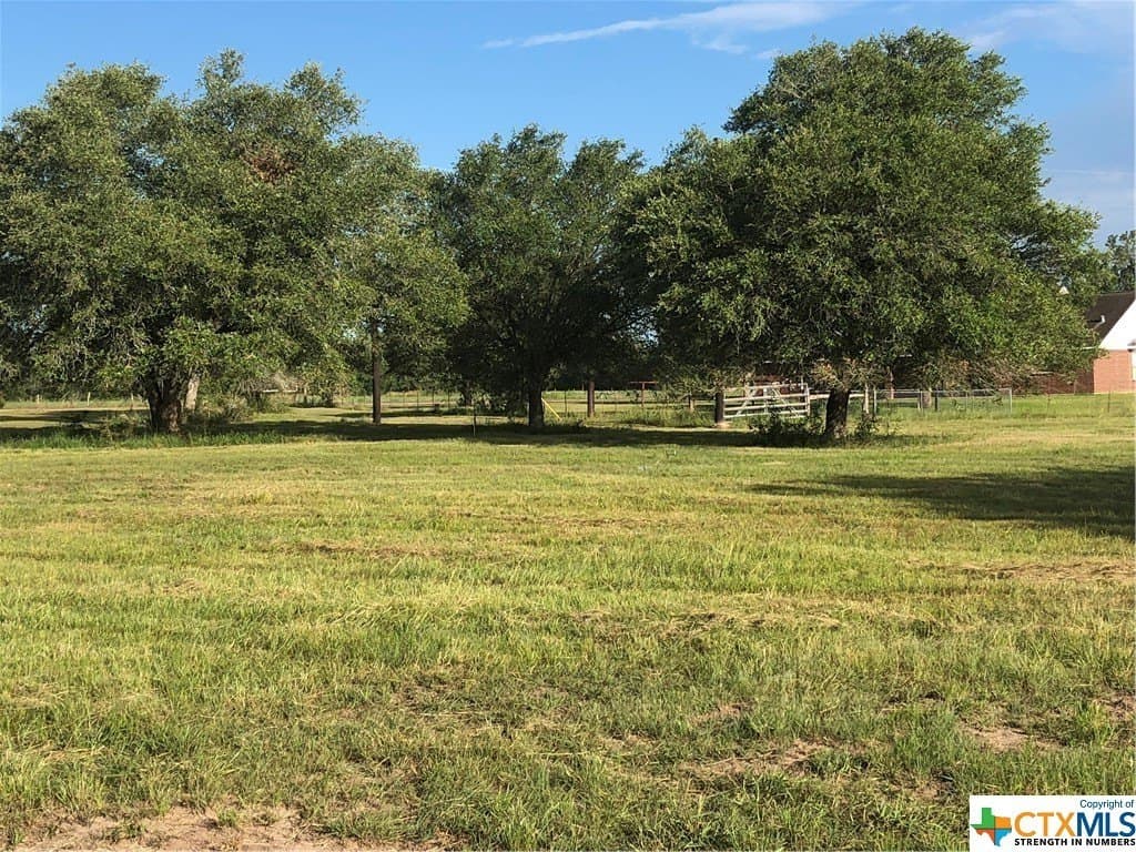 1.1 acres in Lavaca County gallery image 2